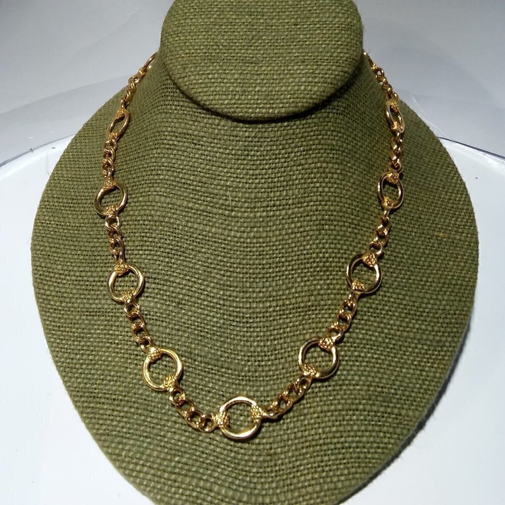 Women`s gold tone circles chain necklace. 18 1/2 i